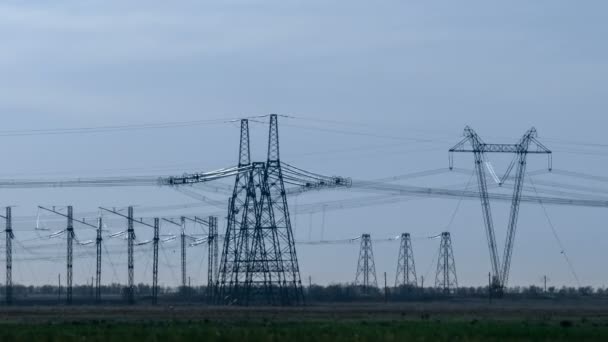 Subestaciones de alto voltaje, al atardecer. Líneas de transmisión eléctrica. Calor neblina . — Vídeos de Stock