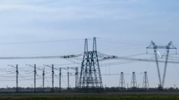 Bir yüksek gerilim Trafo Merkezleri, günbatımında. İletim elektrik hatları. Isı pus. — Stok video