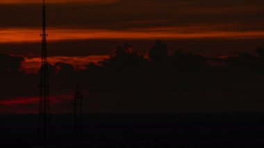 Sunrise ön planda antenler ile hızlandırılmış.