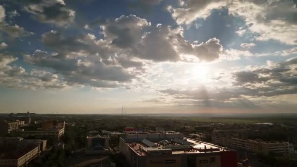 PAN time lapse do centro da cidade de Kostanay contra o nascer do sol . — Vídeo de Stock