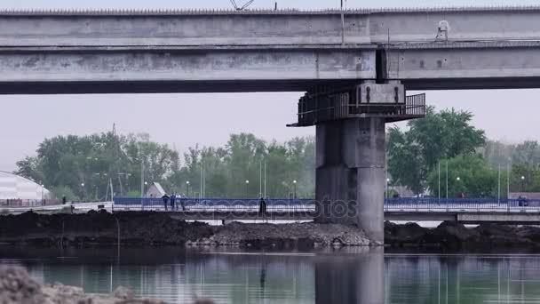 Wiederaufbau einer Brücke über den Fluss. Zeitraffer. — Stockvideo