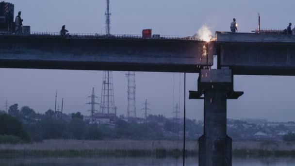 Wiederaufbau einer Brücke über den Fluss. Zeitraffer. — Stockvideo