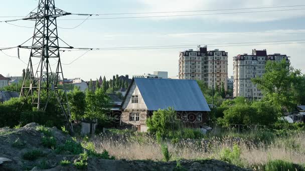 Widw shot of town approaches with old wooden house next to the high-rise apartment houses. — Stock Video