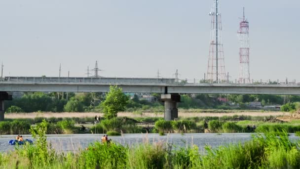 Przebudowa mostu przez rzekę. — Wideo stockowe
