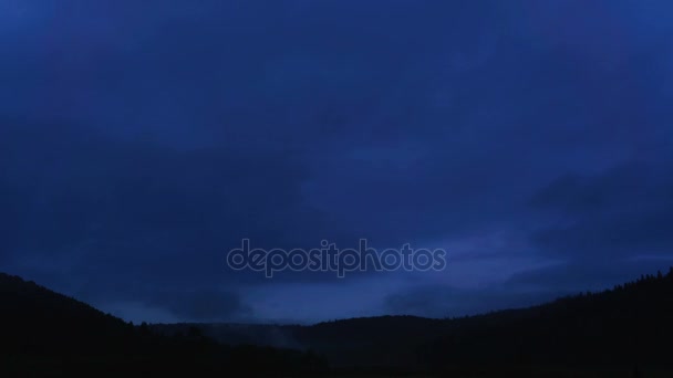 Ampio colpo di foresta di montagna in time lapse nuvole grigie galleggianti all'alba . — Video Stock