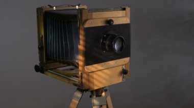 Pan çekim eski izleme vintage ahşap fotoğraf kamera aydınlatma perdeleri gri arka planda aracılığıyla güneş ışığı tarafından.