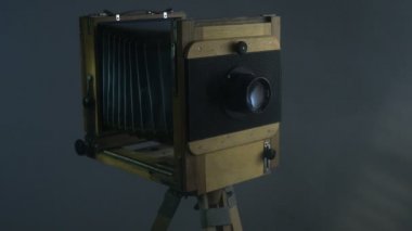 Pan çekim eski izleme vintage ahşap fotoğraf kamera aydınlatma perdeleri gri arka planda aracılığıyla güneş ışığı tarafından.
