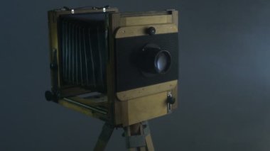 Pan çekim eski izleme vintage ahşap fotoğraf kamera aydınlatma perdeleri gri arka planda aracılığıyla güneş ışığı tarafından.