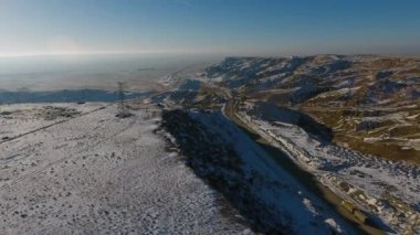 Havadan görünümü üç SUV'lar çölde yolu boyunca kışın hareket. Batı Kazakistan, Mangışlak Yarımadası.