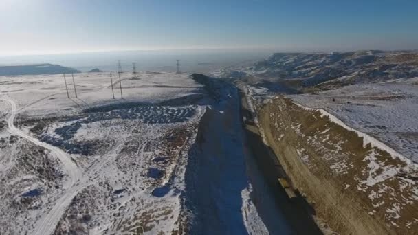 Vista aérea de três suvs se movendo ao longo da estrada no deserto no inverno. Cazaquistão Ocidental, Península de Mangyshlak . — Vídeo de Stock