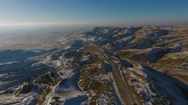 Verhuizen langs de snelweg in de woestijn in de winter. West Kazachstan, Mangyshlak schiereiland. — Stockvideo