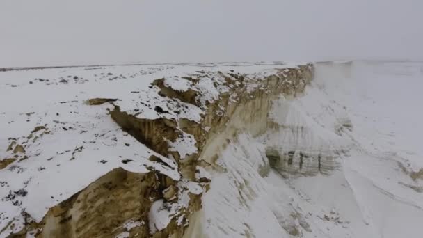 Kar-kapsayan Batı Kazakistan'daki Mangışlak Yarımadası kumlu Dağları'nın muhteşem havadan görünümü. Çöl karda. — Stok video