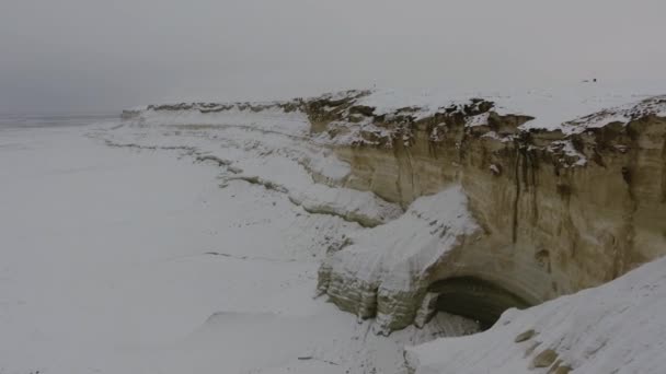 Erstaunliche Luftaufnahme der schneebedeckten sandigen Berge in Westkasachstan, Halbinsel Mangyshlak. Wüste im Schnee. — Stockvideo