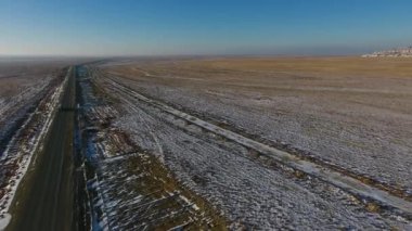 Havadan görünümü üç SUV'lar çölde yolu boyunca kışın hareket. Batı Kazakistan, Mangışlak Yarımadası.