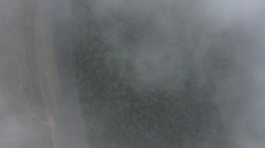 Dağlar arasında akan nehir dağ hava izleme görüntüsünü ormanıyla kaplı. Gri yağmur bulutları. Sis Nehri.