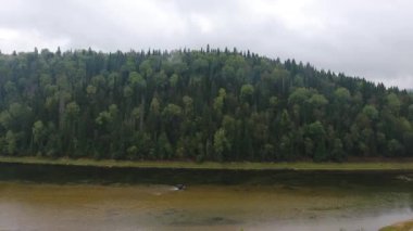Araba ile nehir gidiyor. Dağ. Orman. Ural.