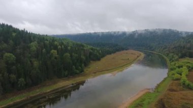 Araba ile nehir gidiyor. Dağ. Orman. Ural.