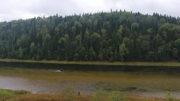 Araba ile nehir gidiyor. Dağ. Orman. Ural. — Stok video
