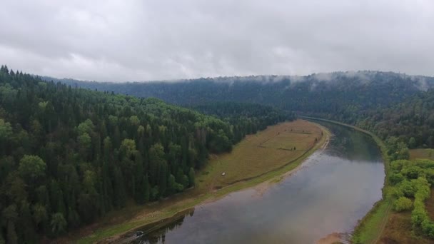 O carro monta o rio. Montanha. Floresta. Ural. . — Vídeo de Stock