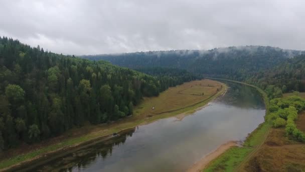 Auto fährt den Fluss hinunter. Berg. Wald. Die Welt. — Stockvideo