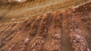 Orta çekim açık çukurun yan sonuç. Mineraller geliştirilmesi. Çevre kirliliği.