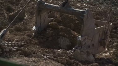 Kaptan Ekskavatör Kepçe 15 metreküp büyük zincirler cevheri ocağı günbatımı karşı tarafında çizim ile el vurdu. Kokpit görüntülemek.