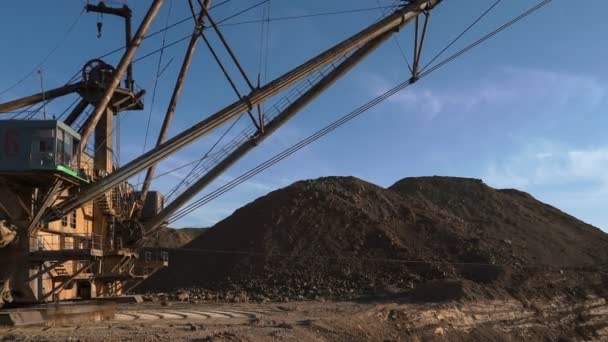 Dradline graafmachine ladingen erts. Dit gebied is voor buaxite, aluminium en andere mineralen gedolven. Open-cast. Operationele mijne. — Stockvideo