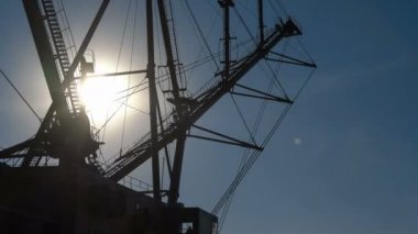 Kaptan Ekskavatör cevheri yükler.