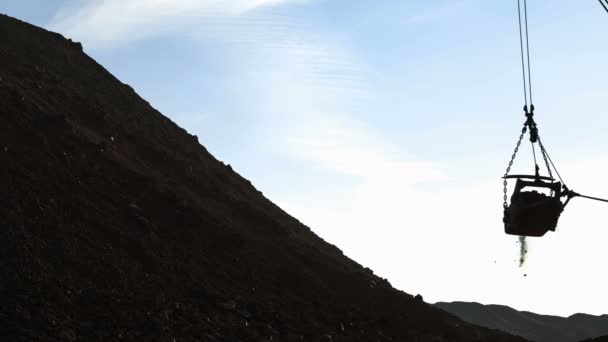 Penggalian Dragline beban bijih. Bijih dituangkan keluar dari ember . — Stok Video