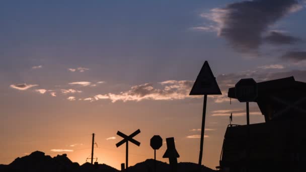 Camión volquete cruza el cruce ferroviario en la mina de bauxita al atardecer . — Vídeos de Stock