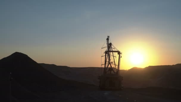 A escavadora Dragline carrega minério ao pôr-do-sol. Desfasamento temporal . — Vídeo de Stock