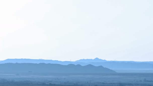 Panorama der berge von bergbauabfällen. umweltverschmutzende Fabrikrohre. Smog überall. — Stockvideo