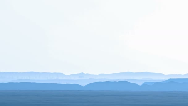 Panorama der berge von bergbauabfällen. umweltverschmutzende Fabrikrohre. Smog überall. — Stockvideo