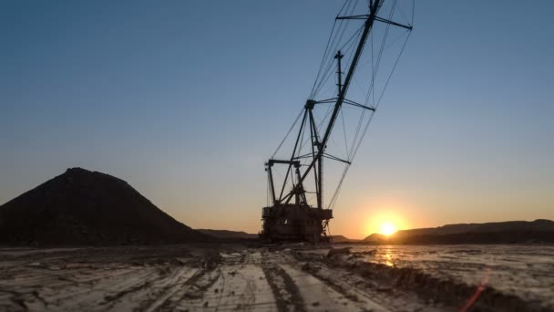 SLÄPLINA grävmaskin på solnedgången. Industriella koncept. — Stockvideo