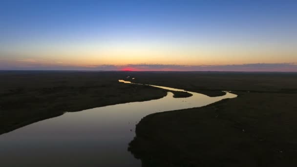 Letto del fiume al tramonto. Vista dall'alto. Percorso idilliaco . — Video Stock