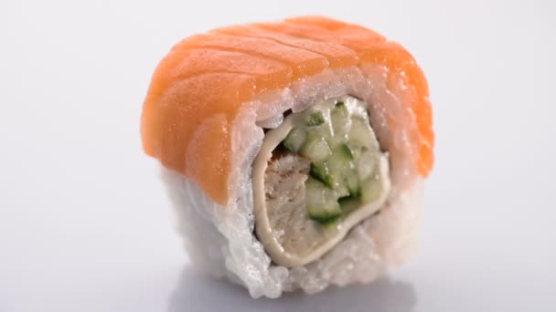 Syake fila maki roll roher Lachs mit Frischkäse und Avocado auf weiß — Stockvideo