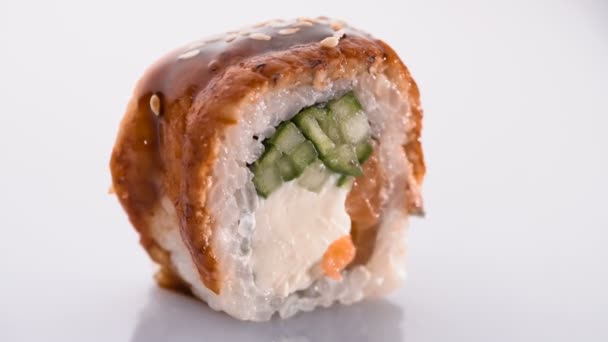 Syake fila maki roll raw salmon with cream cheese and avokado on white — Stock Video