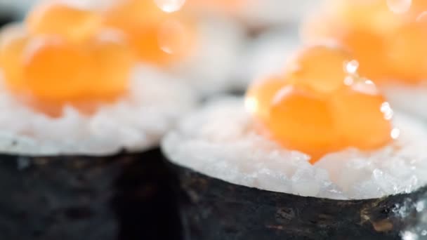 Conjunto de rolos de sushi fresco girando. Comida típica japonesa, prato composto por arroz, salmão, peixe, caviar. Menu do restaurante do Japão, cenário da Califórnia. Vista de cima, Vista superior, lenta — Vídeo de Stock