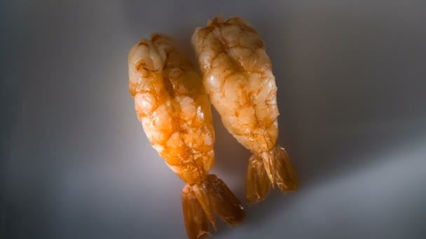 Vue du dessus de la filature de deux crevettes nigiri sushi . — Video