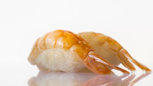 Deux sushis de crevettes filantes isolés sur le fond blanc . — Video