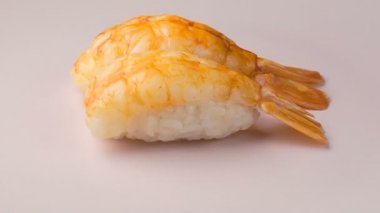 Pembe tabakta iki karides nigiri suşi..