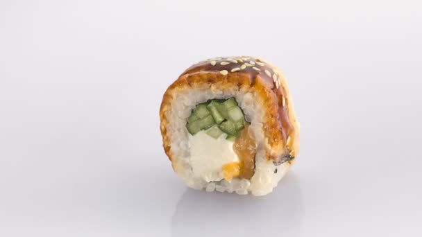 Sushi giratorio con atún aislado sobre el fondo blanco . — Vídeos de Stock