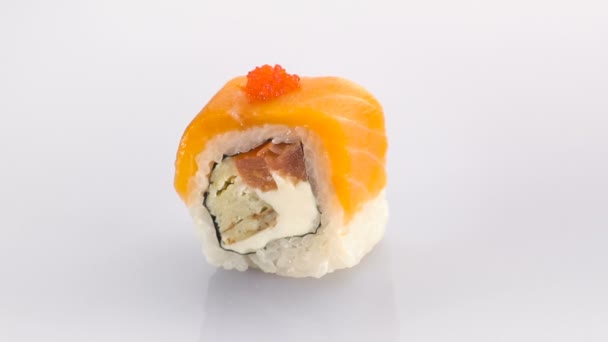 Kręcenie sushi roll z łososia i kawioru izolowane na białym tle. — Wideo stockowe