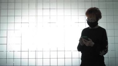 Salgın sırasında mesafenizi koruyun. Koruyucu maskeli yaşlı kadın uzakta duruyor. Yaklaşan genç bir kadın..