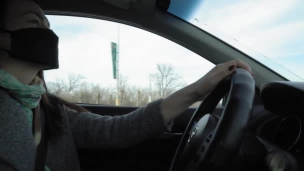 코로나 바이러스 감염중 얼굴 마스크를 착용하고 운전하는 여성 — 비디오