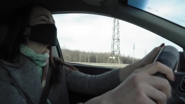 Woman driving wearing a face mask Covid-19 during coronavirus — Stock Video