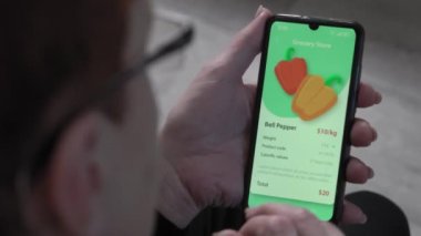 Çevrimiçi Olgun Kadın Smartphone ve Uygulamayla Uyuşuyor. Dünya çapında küresel COVID-19 salgını.