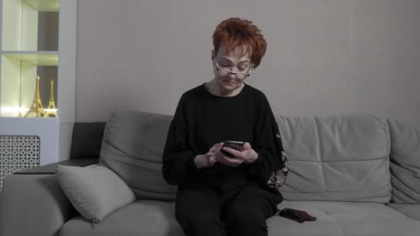 Зрелая женщина онлайн-магазин со смартфоном и приложением. Глобальная эпидемия COVID-19 . — стоковое видео