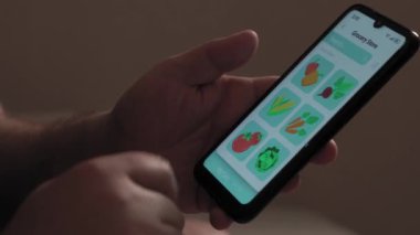 Online Smartphone ve App kullanan karı koca. Dünya çapında küresel COVID-19 salgını.