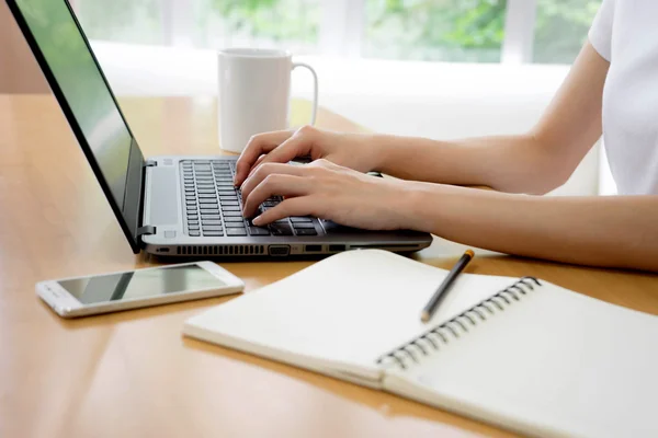 iş, teknoloji ve internet kavramı - comp kıza